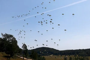 Diễn tập của Mỹ gặp sự cố, xe bọc thép ‘rụng như sung’