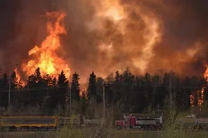 Cháy rừng dữ dội, sơ tán cả thành phố