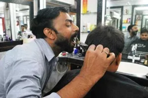 Chàng trai Ấn Độ cắt tóc bằng miệng gây sốt