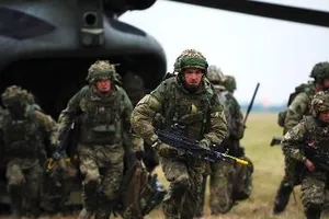 Anh tính triển khai 1.000 quân cùng xe tăng đến gần biên giới Nga