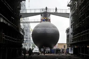 Tàu ngầm Nga bị chiến hạm Anh chặn ở Biển Bắc