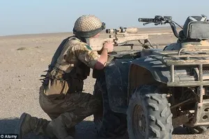 Siêu xạ thủ Anh bắn 'xuyên táo' 2 tên khủng bố IS