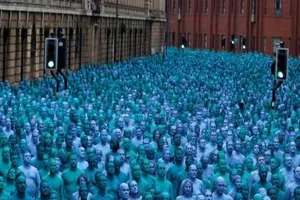 Hàng ngàn người khỏa thân vì nghệ thuật ở Anh