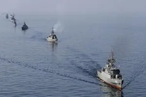 5 tàu Iran áp sát tàu chiến Mỹ ở eo biển Hormuz