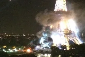 Khói đen bốc lên từ chân Tháp Eiffel 