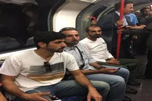 Hoàng gia Dubai giản dị đi tàu điện ngầm gây sốt ở Anh