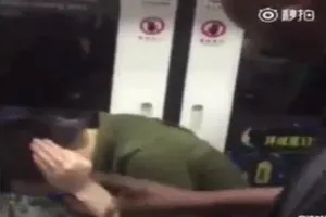 Nam thanh niên Trung Quốc ‘ăn bạt tai' vì miệt thị màu da