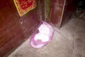 Kinh hoàng mẹ trẻ Trung Quốc vứt con trong túi nylon