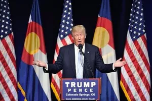 Donald Trump 'hú vía', mắc kẹt trong thang máy 30 phút 