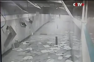 Trần nhà ga tàu điện ngầm Trung Quốc bất ngờ đổ sập