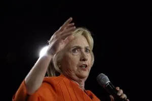 Bà Clinton tiếp tục bị kiện