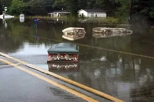 Sốc: Mưa lũ cuốn trôi quan tài ra phố ở Mỹ