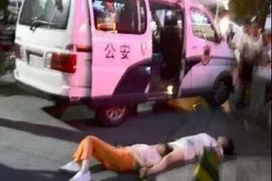 ‘Đấu võ mồm’ suốt 8 giờ, 2 phụ nữ Trung Quốc ngất xỉu trên đường