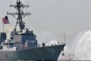 Tàu Iran bị tố quấy rối tàu khu trục Mỹ ở eo biển Hormuz