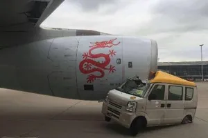 Xe tải đâm vào máy bay chở gần 300 người ở Hong Kong