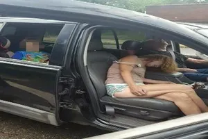 Sốc với bức ảnh cha mẹ phê thuốc trong xe trước mặt con 