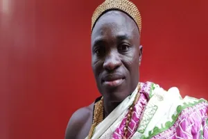 Vua Tây Phi sang Canada làm vườn kiếm tiền nuôi dân