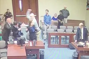 Mỹ: Bị cáo rút hung khí đâm công tố viên tại tòa