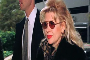 Trump mời tình cũ của Bill Clinton tới buổi tranh luận