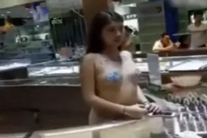 Nữ nhân viên Trung Quốc bị ép khỏa thân bán trang sức