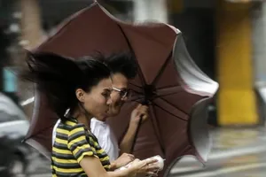 Đài Loan hứng bão Megi giật 230 km/giờ, 4 người chết