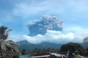 Núi lửa phun trào, gần 400 du khách mất tích