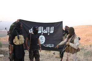 Kích nổ nhầm áo đánh bom, 16 phiến quân IS bỏ mạng