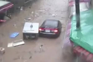 Video: Nhà, ô tô trôi như thuyền giấy trong bão Chaba