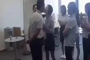 Nhân viên nữ xếp hàng cho ông chủ hôn mỗi sáng