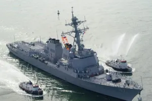 Bị nã tên lửa, tàu chiến Mỹ 'thoát chết' trong gang tấc