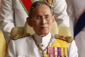 Vua Thái Lan sức khỏe yếu hơn, phải thở bằng máy