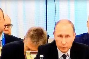 Phát ngôn viên Điện Kremlin ngủ gật ngay sau lưng Putin