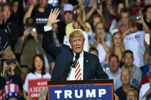 Lộ video ông Trump ‘ve vãn’ bé gái 10 tuổi