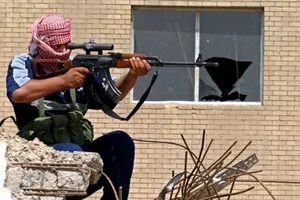 Khủng bố IS 'thất kinh' với xạ thủ giấu mặt ở Mosul 