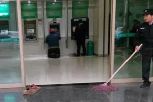 Chuyện về đôi giày bẩn trước trụ ATM gây xúc động mạnh