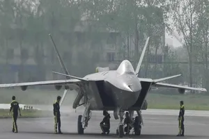 Trung Quốc sắp ‘trình làng’ tiêm kích tàng hình J-20 