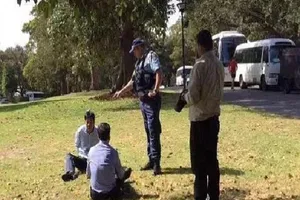 Úc bắt 2 du khách Trung Quốc tè bậy trong vườn thực vật