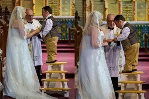 Thú vị cách chú rể cao hơn 1 m hôn cô dâu 1,7 m