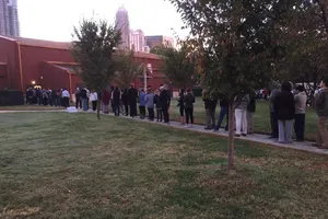 Dân Mỹ hồ hởi xếp hàng đi bỏ phiếu từ rất sớm