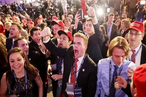 Chùm ảnh: Khóc cười cùng ông Trump và bà Clinton