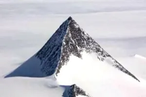 Bí ẩn kim tự tháp băng tuyết xuất hiện ở Nam Cực