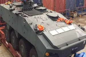 Tháo dỡ thùng chứa hàng, bất ngờ thấy... 9 xe bọc thép 