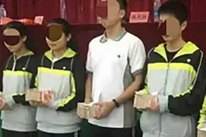 Trường học thưởng học sinh xuất sắc gần 26 tỉ đồng