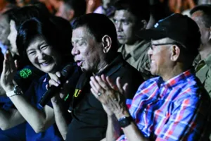 Nghe Tổng thống Duterte trổ tài ca hát