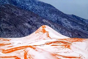 Sững sờ tuyết rơi trên sa mạc Sahara sau 37 năm