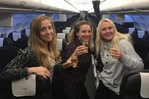 Máy bay hoãn 3 tiếng, 3 phụ nữ Anh ‘trúng mánh’