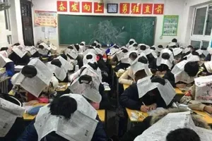 Học sinh Trung Quốc đội báo lên đầu để chống gian lận 