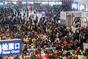 Dân Trung Quốc ùn ùn kéo nhau về quê ăn tết
