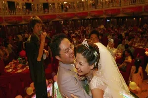 Trung Quốc cấm tổ chức tiệc xa hoa khi đám cưới lần 2