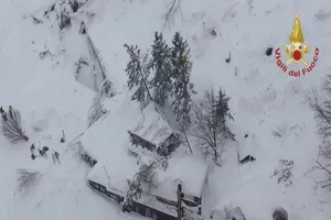 Phát hiện nhiều thi thể trong khách sạn bị tuyết vùi